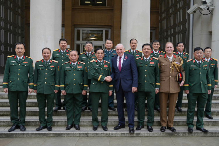General Phan Van Giang and British Minister of State for Defence Vernon Coaker pose for a photo with delegates. Photo: Ministry of Defence 3.jpg
