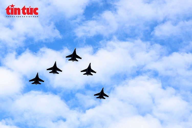 Đội hình bay được giữ ở cự ly chính xác tuyệt đối, thể hiện kỹ thuật và bản lĩnh của các phi công Việt Nam.