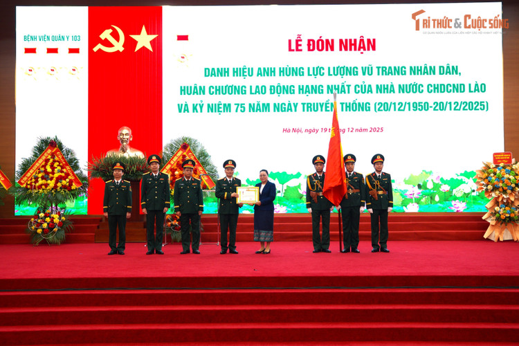 kto-tr_dong-chi-kham-phau-o-tha-van-dai-su-dac-menh-toan-quyen-nuoc-chdcnd-lao-tai-viet-nam-trao-huan-chuong-lao-dong-hang-nhat-cua-nha-nuoc-chdcnd-lao-tang-benh-vien-4903.jpg