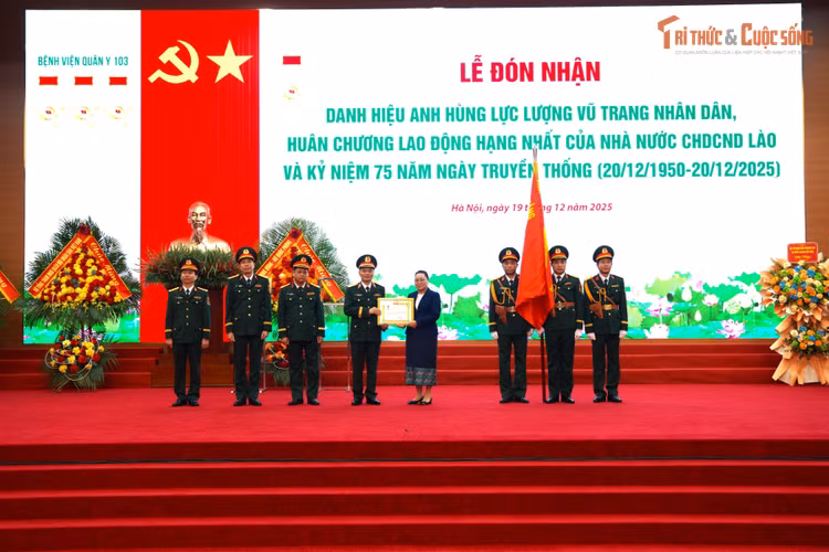 kto-tr_dong-chi-kham-phau-o-tha-van-dai-su-dac-menh-toan-quyen-nuoc-chdcnd-lao-tai-viet-nam-trao-huan-chuong-lao-dong-hang-nhat-cua-nha-nuoc-chdcnd-lao-tang-benh-vien-4903.jpg