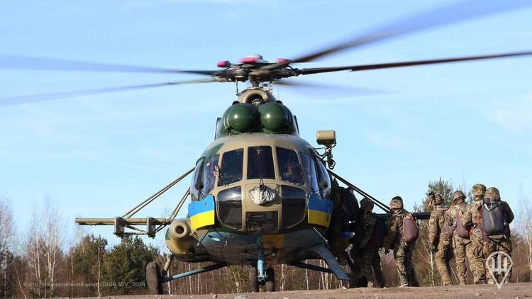 using-an-mi-17-transport-helicopter-ukrainian-paratroopers-v0-mv7wo38cqhmc1.jpg