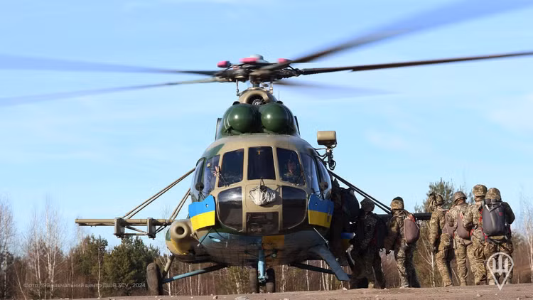 using-an-mi-17-transport-helicopter-ukrainian-paratroopers-v0-mv7wo38cqhmc1.jpg