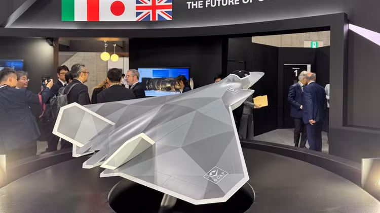 Chiến đấu cơ GCAP của Nhật Bản kết hợp khả năng tàng hình cao, hợp nhất cảm biến mạnh mẽ và tác chiến điện tử tiên tiến với đội hình người – máy bay không người lái (manned-unmanned teaming), cho phép nó điều khiển các máy bay chiến đấu không người lái, sử dụng đa dạng vũ khí của đồng minh và giành ưu thế trên không trong các môi trường chiến đấu cạnh tranh cao ở khu vực Ấn Độ – Thái Bình Dương (Nguồn ảnh: Army Recognition Group)