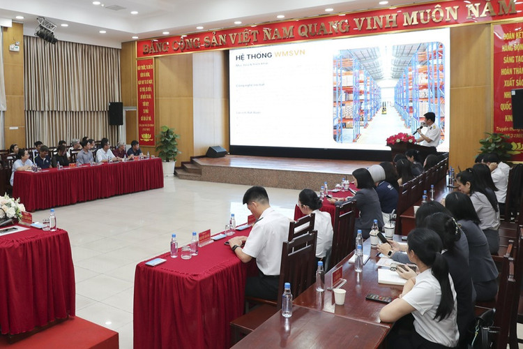 Scéna ceremoniálu. Foto: Vietnam Navy Newspaper. a1-1.jpg