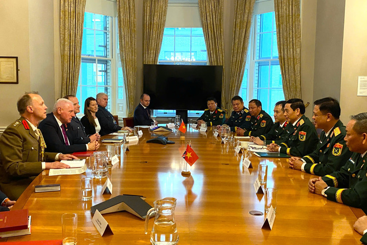 General Phan Van Giang at a bilateral meeting with British Minister of State for Defence Vernon Coaker. Photo: Ministry of Defence. 5-5252.jpg