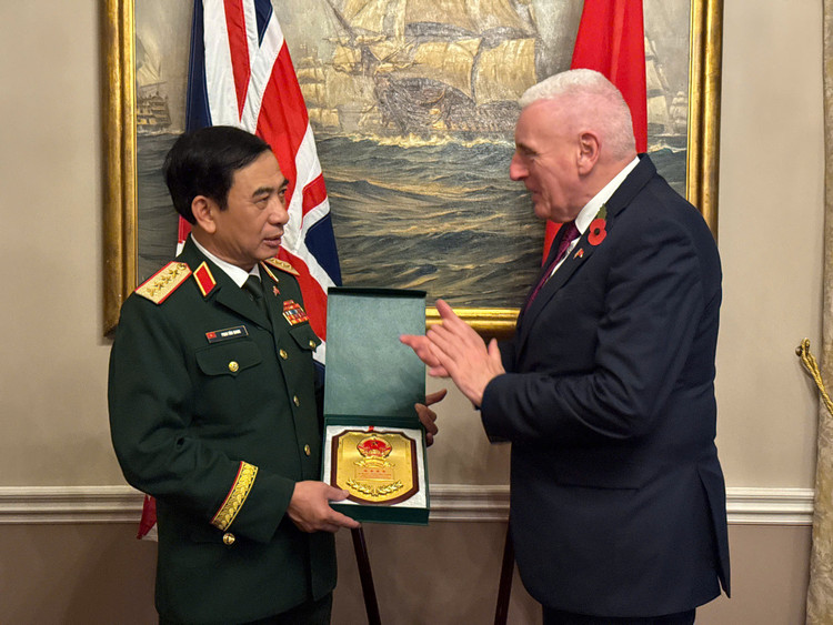 General Phan Van Giang presents a souvenir to British Minister of State for Defence Vernon Coaker. Photo: Ministry of Defence. 2.jpg