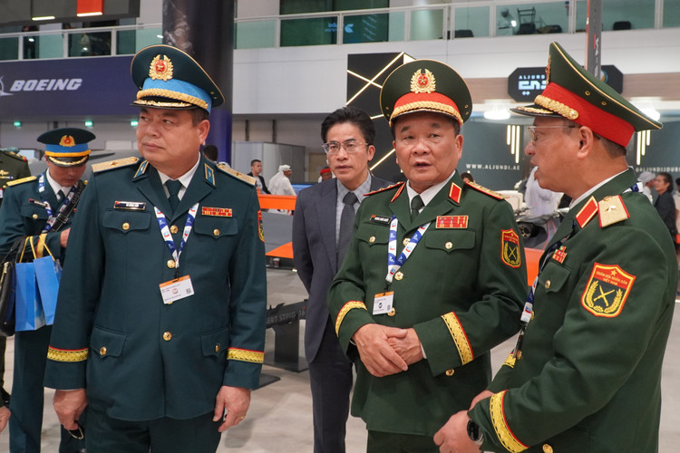 Generallöjtnant Hoang Xuan Chien leder en delegation från det vietnamesiska försvarsministeriet som deltar i Dubai Airshow 2025 i Dubai. Foto: Kieu Trinh. dsc00201.jpg
