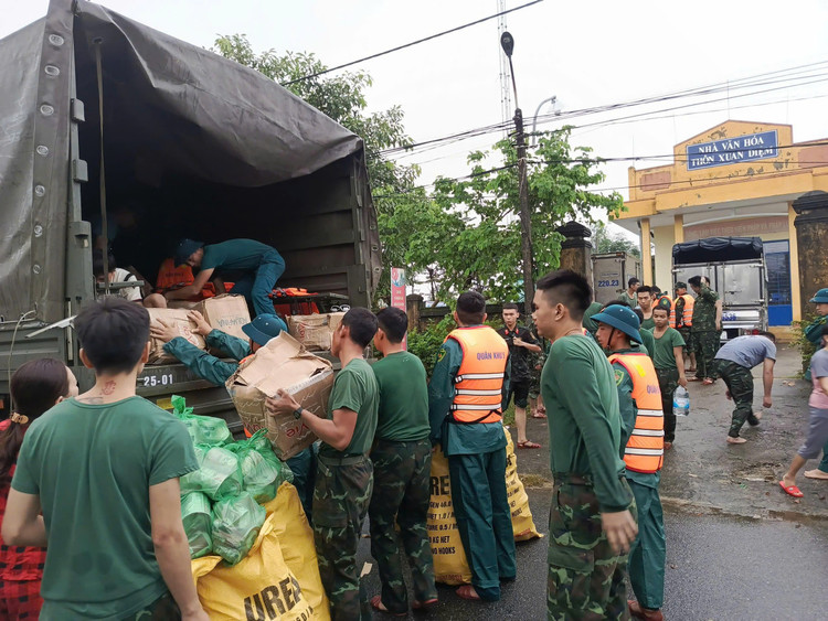 កងកម្លាំងប្រដាប់អាវុធក្រុង Da Nang បានចល័តកម្លាំងទាំងអស់ដើម្បីឆ្លើយតបជាបន្ទាន់ចំពោះទឹកជំនន់ និងការពារប្រជាជន។ រូបភាព៖ ក្រសួងការពារជាតិ z7170237709692-f2c7e4b8fecbe749402615ef1648d1c7.jpg