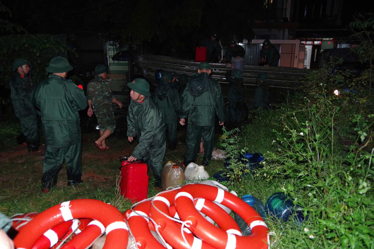 ទាហាន Da Nang ឈរក្បែរប្រជាជន ដើម្បីជំនះទឹកជំនន់។ រូបភាព៖ ក្រសួងការពារជាតិ z7170237691685-be1abd816d58a07752c9d4ecbe70b804.jpg