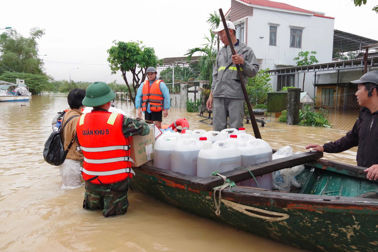 នៅតំបន់ដែលមានទឹកជំនន់យ៉ាងជ្រៅ យានជំនិះពិសេសដូចជាកាណូត និងកាណូតត្រូវបានដាក់ពង្រាយដើម្បីជួយដល់ការជម្លៀសប្រជាជន ការដឹកជញ្ជូនសម្ភារៈចាំបាច់ និងការស្វែងរក និងជួយសង្គ្រោះ។ រូបភាព៖ ក្រសួងការពារជាតិ z7170237738654-b15d20dfe69745bc7683fb6a68714141.jpg