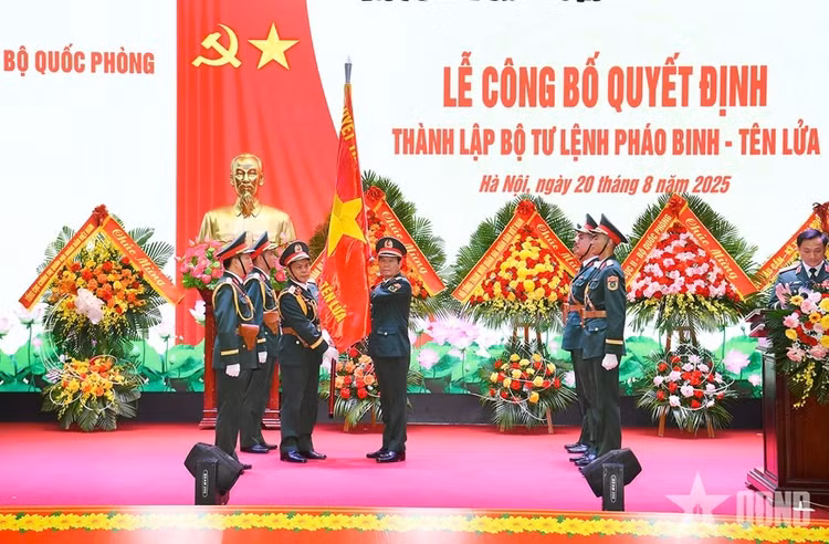 Đại tướng Nguyễn Tân Cương trao Quân kỳ Quyết thắng cho Bộ tư lệnh Pháo binh - Tên lửa. Ảnh: QĐND.