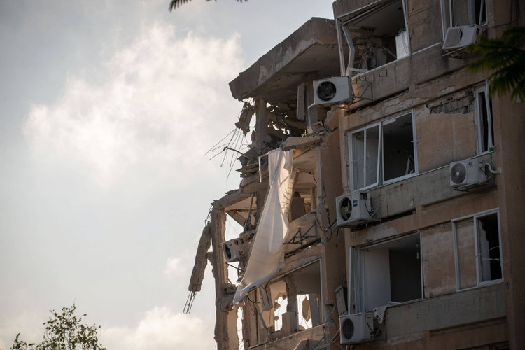 un-batiment-endommage-apres-une-attaque-de-missiles-iraniens-pres-de-tel-aviv-en-israel-photo-sipa-chine-nouvelle-1750503505.jpg