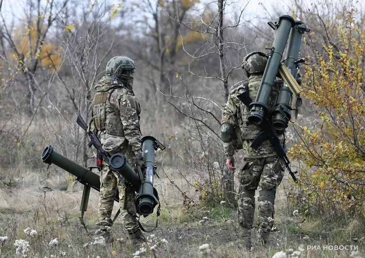 ປືນໃຫຍ່ແລະລູກສອນໄຟຍັງໄດ້ປົດປ່ອຍກຳລັງການຍິງຢ່າງເຕັມສ່ວນ, ໄດ້ບຸກໂຈມຕີທ່າທີຂອງອູແກຣນຢ່າງບໍ່ຢຸດຢັ້ງ, ເຮັດໃຫ້ທະຫານອູແກຣນບໍ່ມີບ່ອນລີ້ຕົວ. ພາຍໃຕ້ການໂຈມຕີຢ່າງແຂງແຮງຂອງ RFAF, ກອງທັບຢູເຄຣນທີ່ອ້ອມຮອບຢູ່ພາກຕາເວັນອອກສຽງໃຕ້ຂອງ Pokrovsk ຕົກຢູ່ໃນສະພາບທີ່ອັນຕະລາຍຫຼາຍ. ພວກເຂົາເຈົ້າໄດ້ນໍາໃຊ້ລະບົບ Starlink ເພື່ອເຊື່ອມຕໍ່ອິນເຕີເນັດແລະຢືນຢັນໃນສື່ມວນຊົນສັງຄົມວ່າໃນປັດຈຸບັນພວກເຂົາມີພຽງແຕ່ສາມທາງເລືອກ: ຍົກເລີກຕໍາແຫນ່ງຂອງພວກເຂົາແລະຫນີໄປ, ຕໍ່ສູ້ຈົນເຖິງທີ່ສຸດ, ຫຼືລໍຖ້າການຍອມຈໍານົນ. 2052917316-0028872047-1440x900-8.jpg