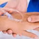 Truyền dịch tại nhà: Rủi ro và lời khuyên từ chuyên gia y tế