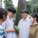Thí sinh chia sẻ niềm vui với phụ huynh và bạn bè sau khi hoàn thành tốt bài thi. (Ảnh: Thu Hoài/TTXVN)