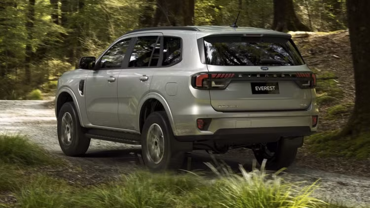 Ford Everest thế hệ mới chính thức ra mắt toàn cầu, nhiều công nghệ hỗ trợ người lái ảnh 2 Đuôi xe nổi bật với cụm đèn hậu.