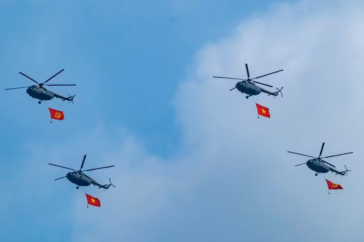 Từ sân bay Biên Hòa, các phi đội trực thăng Mi-8, tiêm kích Su-30MK2 và máy bay phản lực Yak-130 chuẩn bị màn trình diễn trên không bắt đầu lễ diễu binh, diễu hành.