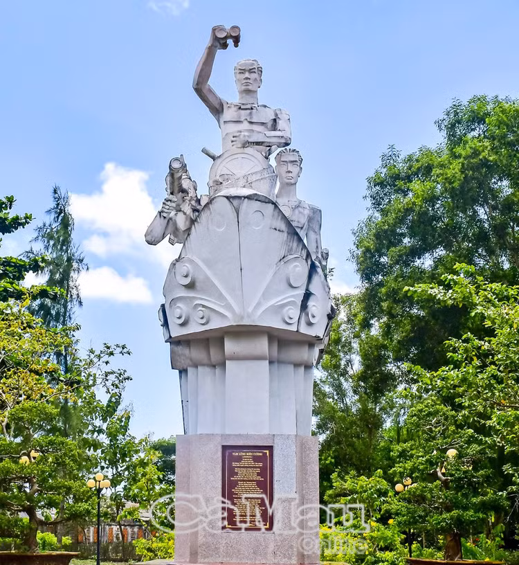 Tượng đài chiến thắng trong khu di tích Bến Vàm Lũng. Ảnh: Báo Cà Mau. Tượng đài chiến thắng trong khu di tích Bến Vàm Lũng. Ảnh: Báo Cà Mau.