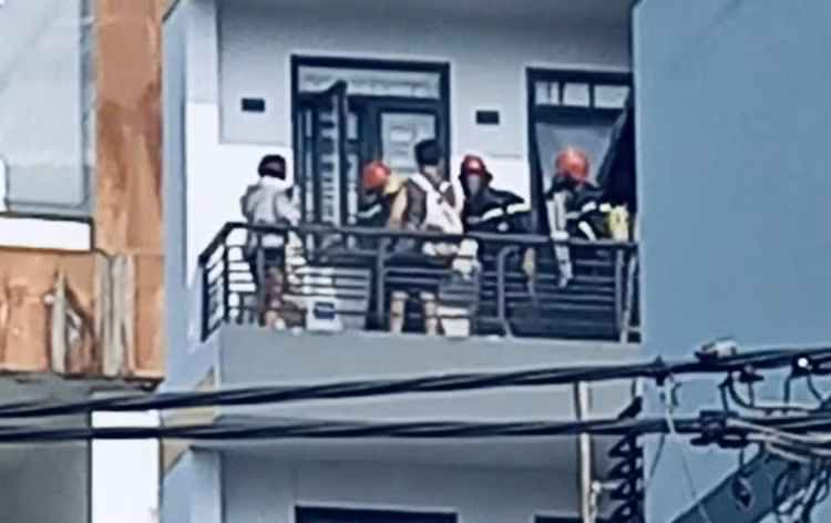 Giải cứu 6 người thoát khỏi đám cháy khách sạn 6 tầng - Hình 2 Giai cuu 6 nguoi thoat khoi dam chay khach san 6 tang-Hinh-2