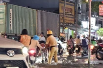 Triều cường lịch sử, người dân TP HCM về nhà trong 'biển nước'