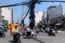 Ngành điện nêu lý do hàng trăm cột điện giữa đường, dân đi như… làm xiếc