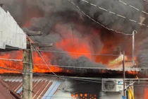 Cháy lớn phía sau chợ Bình Trưng TP HCM sáng 11/1