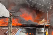 Cháy lớn phía sau chợ Bình Trưng TP HCM sáng 11/1