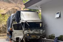 Xe tải lao xuống triền núi ở Lâm Đồng, 3 người chết