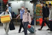 Sa lan đâm cầu Ghềnh, khách đi tàu phải trung chuyển để đi tiếp