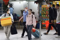 Sa lan đâm cầu Ghềnh, khách đi tàu phải trung chuyển để đi tiếp