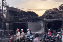 “Biển lửa” thiêu rụi cửa hàng nội thất ở TP HCM