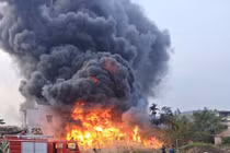 Cháy lớn tại khu đất trống trong khu dân cư Sài Gòn