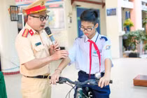 Học sinh TP HCM nhận bài học an toàn giao thông từ công an