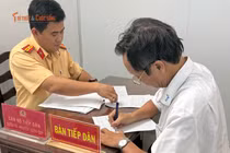 Tài xế ngân hàng bị phạt 7 triệu đồng vì chạy xe trên vỉa hè