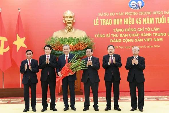 Tổng Bí thư Tô Lâm nhận Huy hiệu 45 năm tuổi Đảng