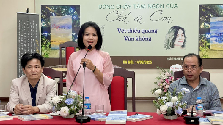 Hai tác giả Lê Thuận Nghĩa và Ngô Thanh Vân trong buổi ra mắt.