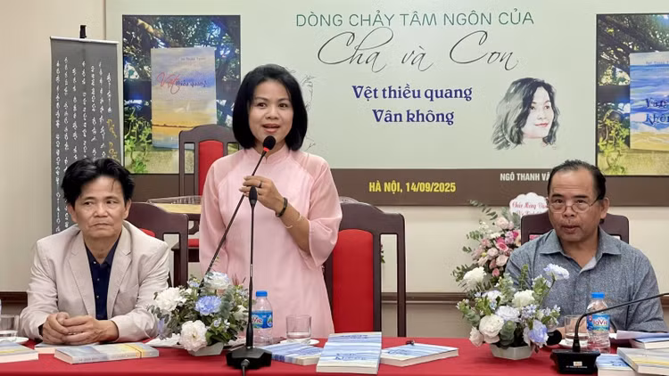 Hai tác giả Lê Thuận Nghĩa và Ngô Thanh Vân trong buổi ra mắt.