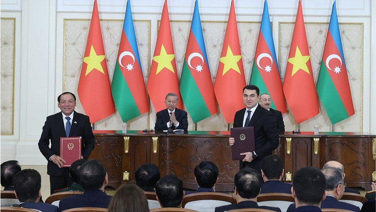 Trước sự chứng kiến của Tổng Bí thư Tô Lâm và Tổng thống Azerbaijan Ilham Aliyev, Bộ trưởng Bộ VHTTDL Việt Nam Nguyễn Văn Hùng và Bộ trưởng Bộ Văn hóa Azerbaijan Adil Karimli trao Bản ghi nhớ hợp tác văn hóa (ngày 8.5.2025). Ảnh: THỐNG NHẤT