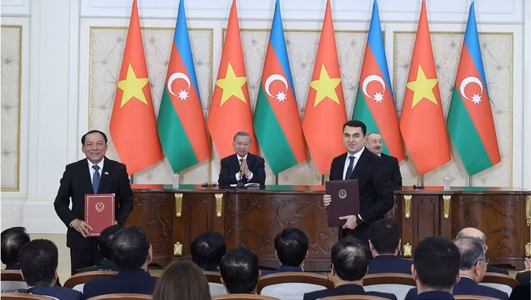 Trước sự chứng kiến của Tổng Bí thư Tô Lâm và Tổng thống Azerbaijan Ilham Aliyev, Bộ trưởng Bộ VHTTDL Việt Nam Nguyễn Văn Hùng và Bộ trưởng Bộ Văn hóa Azerbaijan Adil Karimli trao Bản ghi nhớ hợp tác văn hóa (ngày 8.5.2025). Ảnh: THỐNG NHẤT