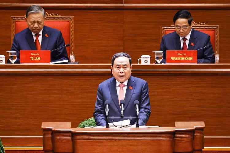 Đồng chí Trần Thanh Mẫn thay mặt Đoàn Chủ tịch báo cáo kết quả bầu Bộ Chính trị, Tổng Bí thư, Ban Bí thư, Ủy ban Kiểm tra Trung ương, Chủ nhiệm Ủy ban Kiểm tra Trung ương khóa XIV