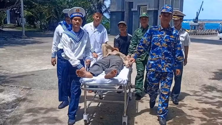 Lực lượng quân y đảo Trường Sa đưa ngư dân bị đột quỵ lên đảo điều trị/Ảnh VOV