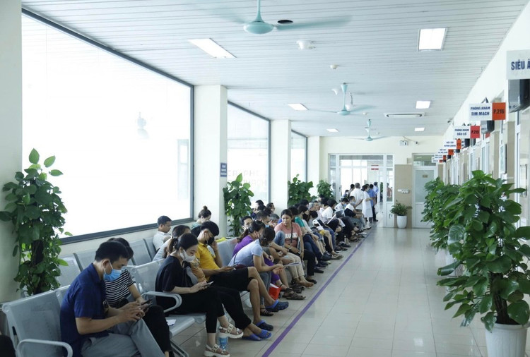 Bệnh viện K tiếp đón hơn 2.000 lượt bệnh nhân đến khám mỗi ngày. Ảnh: BVCC