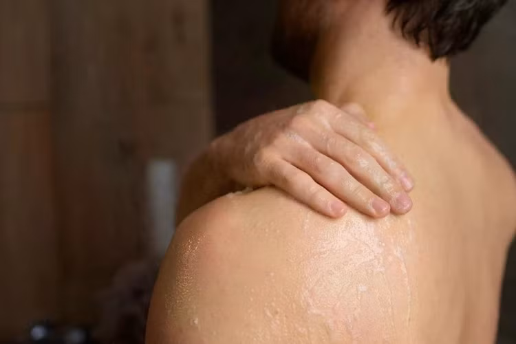 Người cao tuổi, mắc bệnh tim mạch hoặc huyết áp cao nên cẩn trọng khi tắm bồn. Ảnh: Freepik.