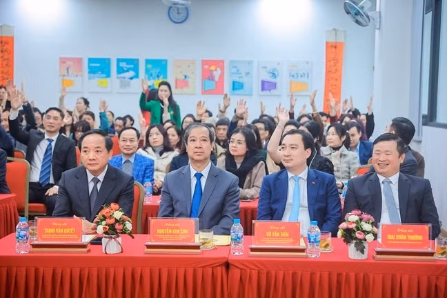 Các cử tri biểu quyết với 3 cán bộ ứng cử đại biểu Quốc hội và 1 cán bộ ứng cử đại biểu HĐND xã Dân Hòa. Ảnh: PV.