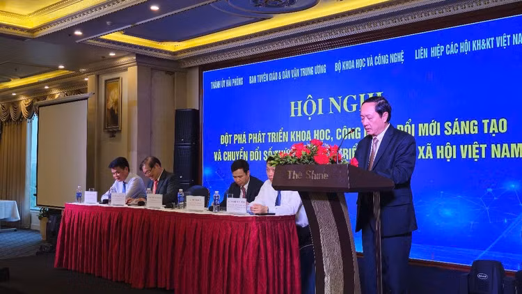 Ông Huỳnh Thành Đạt - Ủy viên Trung ương Đảng, Phó Trưởng Ban Tuyên giáo và Dân vận Trung ương phát biểu khai mạc hội nghị.