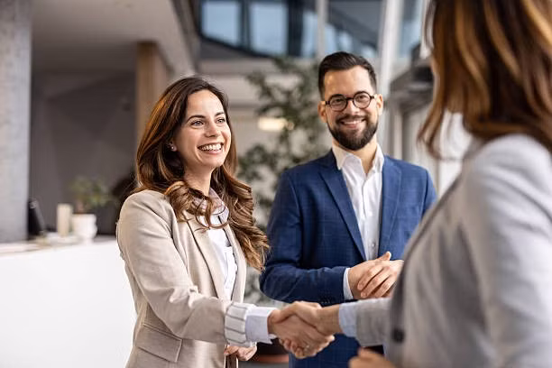 Sự tin tưởng, thiện chí và những mối quan hệ bền vững là tài sản vô hình mà nhiều người chỉ thực sự trân trọng khi bước qua nửa đời người. Ảnh minh họa: iStock