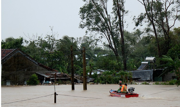 Lực lượng chức năng nỗ lực tiếp cận những khu vực ngập sâu trên địa bàn tỉnh Đắk Lắk. Ảnh: Tuấn Anh/TTXVN