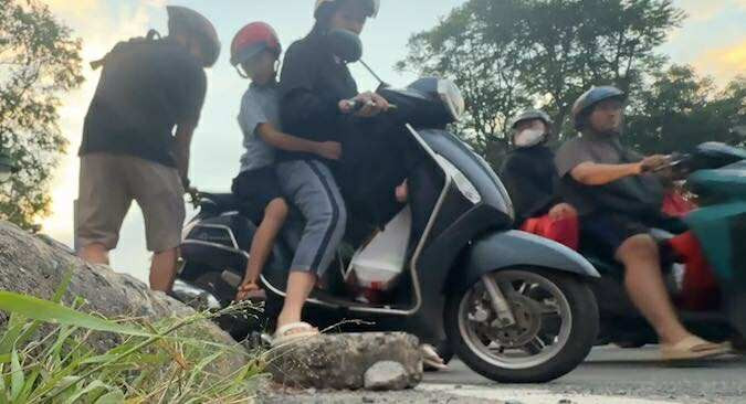 Nhiều trường hợp phụ nữ chở theo trẻ nhỏ đã hốt hoảng, “đứng hình” khi gặp tình cảnh xe không thể thoát do lề quá cao…