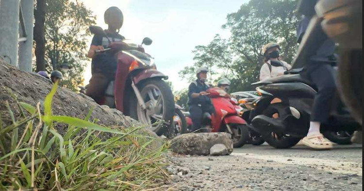 Đại diện Đội CSGT Cát Lái (đơn vị chịu trách nhiệm quản lý tuyến đường) cho biết, sẽ có biện pháp xử lý dứt điểm tình trạng người chạy xe máy leo lên lề đường. Đồng thời khảo sát, đề xuất cơ quan có liên quan nghiên cứu mở rộng, phân luồng để giải quyết tình trạng ùn ứ tại nút giao này.