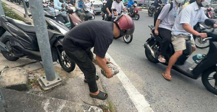 Khi đến đoạn xuống lề, do bị bít chặn nên nhiều trường hợp tìm gạch, đá… để kê bánh xe làm lối xuống…